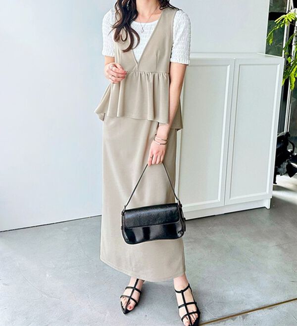 GeeRA（ジーラ）の「楽ちん！ペプラムジャンパースカート（ジャンパースカート）」｜ベージュ