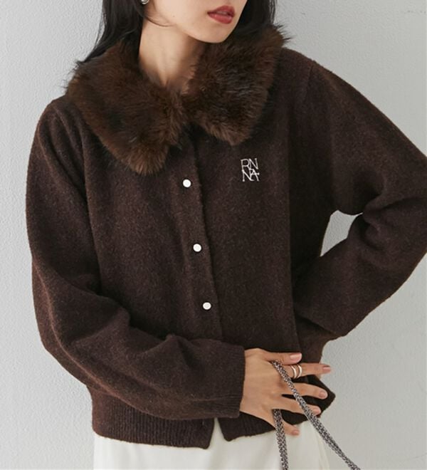 RANAN（ラナン）の「ヤクライクファー衿カーデ（ニットカーディガン）」｜ブラウン