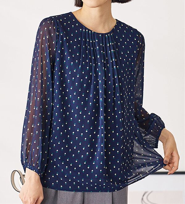 BELLUNA（ベルーナ）の「シフォン重ねタック使い小紋柄ブラウス（ブラウス）」｜ネイビー系