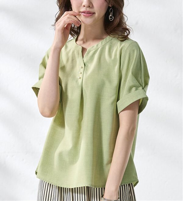 BELLUNA（ベルーナ）の「麻調合繊パール付タックデザインブラウス（ブラウス）」｜ライムグリーン