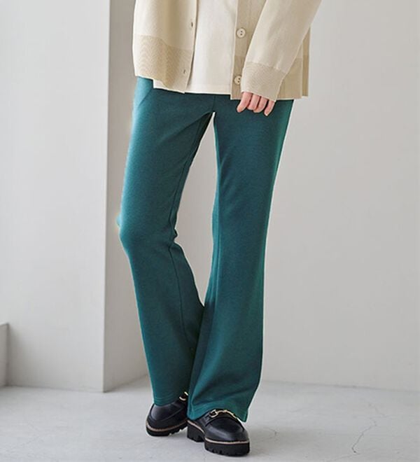 BELLUNA（ベルーナ）の「シュッと体型カバー！ジャストフィットフレアーパンツ（フルレングスパンツ）」｜モスグリーン