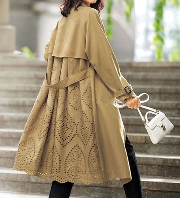 BELLUNA（ベルーナ）の「バックレースデザイン華やぎトレンチコート（ロングコート）」｜ベージュ