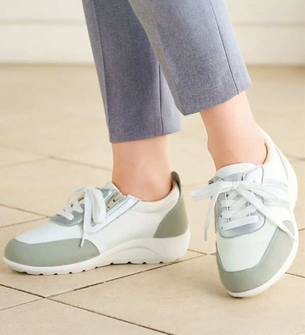 BELLUNA（ベルーナ）の「５Ｅサテン調レースアップスニーカー（スニーカー）」｜詳細画像