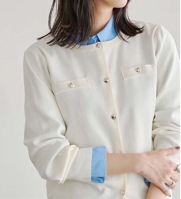 Pierrot（ピエロ）の「上品見えスポンジニットゴールドボタンカーディガン（ニットカーディガン）」｜詳細画像