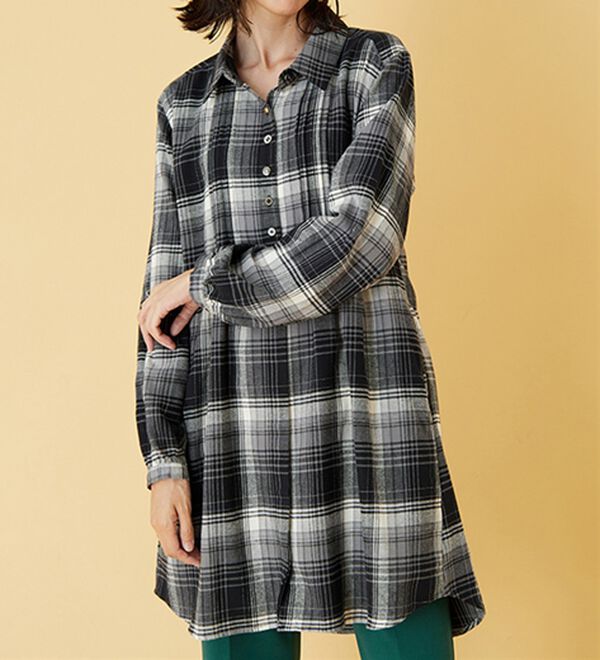 BELLUNA（ベルーナ）の「多ボタン使いチェック柄シャツチュニック（チュニック）」｜モノトーン系