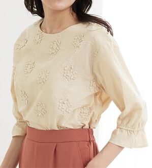 BELLUNA（ベルーナ）の「【店舗・ネット限定】モチーフレース使い袖ギャザーブラウス（ブラウス）」｜ベージュ