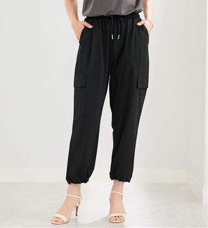 BELLUNA（ベルーナ）の「ヒンヤリ爽快！ドロスト使いカーゴパンツ（その他パンツ）」｜黒