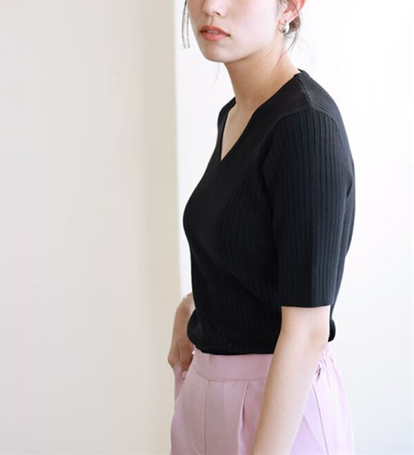 Pierrot（ピエロ）の「【洗濯機で洗える】ネックが選べるシルクタッチ半袖リブニット（ニット・セーター）」｜詳細画像