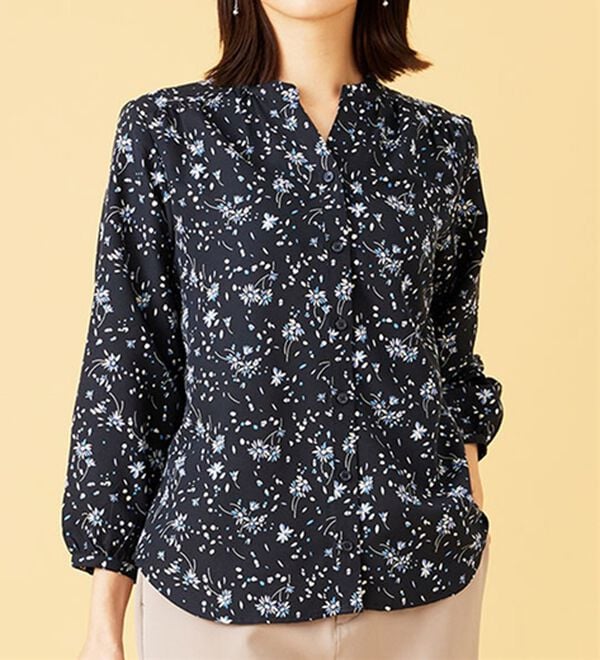 BELLUNA（ベルーナ）の「ふんわり柔らかギャザー使いブラウス（ブラウス）」｜ネイビー系花柄