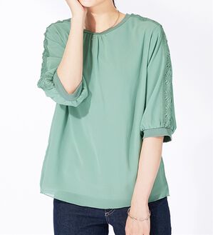 BELLUNA（ベルーナ）の「花柄レースシフォン重ねプルオーバー（カットソー）」｜セージ