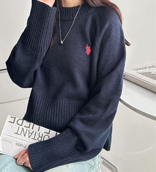 GeeRA（ジーラ）の「【ＵＳ．ＰＯＬＯ　ＡＳＳＮ】ショート丈ニット（ニット・セーター）」｜ネイビー