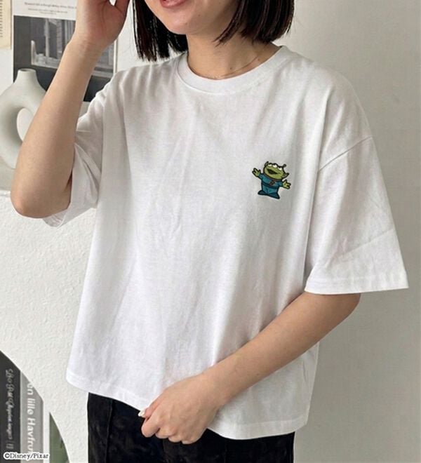 BELLUNA（ベルーナ）の「＜Disney＞【エイリアン】胸元刺しゅうボックスシルエットTシャツ（Tシャツ）」｜オフホワイト