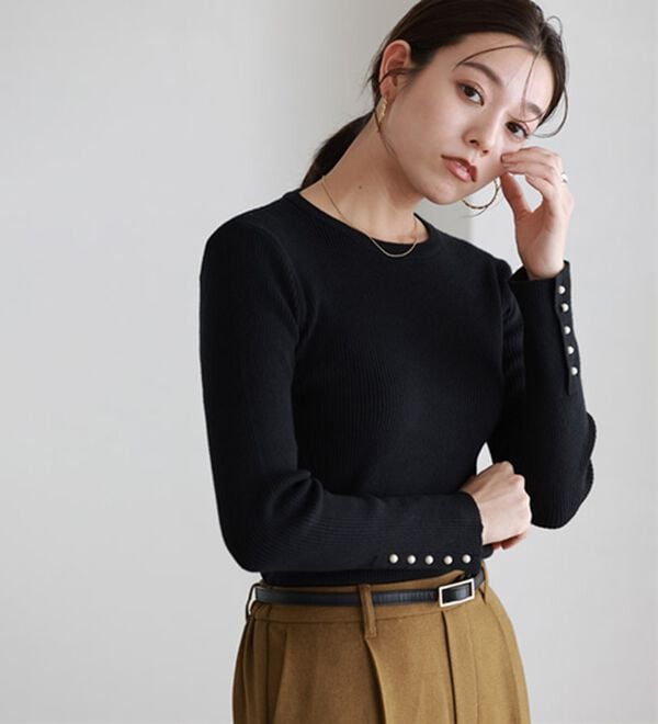 Pierrot（ピエロ）の「【選べるネック】もっちり袖パールニット（ニット・セーター）」｜ブラック