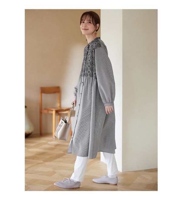 Viola e Viola（ヴィオラ エ ヴィオラ）の「パッと華やぐ繊細刺しゅうの大人シャツワンピース（シャツワンピース）」｜詳細画像