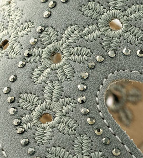 BELLUNA（ベルーナ）の「刺しゅうデザイン美脚魅せミュール（サンダル・ミュール）」｜詳細画像