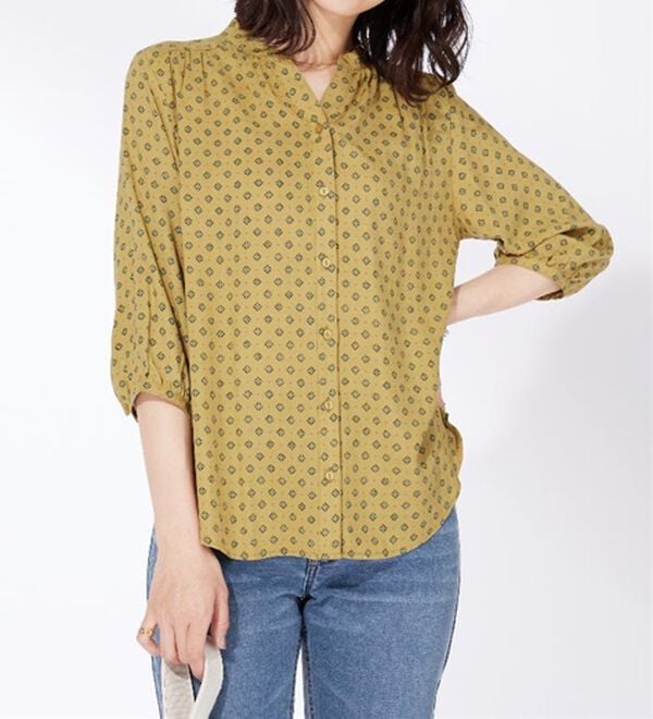 BELLUNA（ベルーナ）の「レーヨン素材ギャザー使いプリントブラウス（ブラウス）」｜マスタード系小紋柄