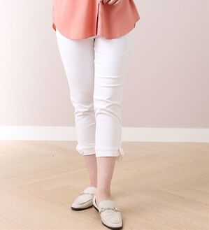 BELLUNA（ベルーナ）の「美脚ストレッチ裾リボンクロップドパンツ（クロップドパンツ）」｜オフ白