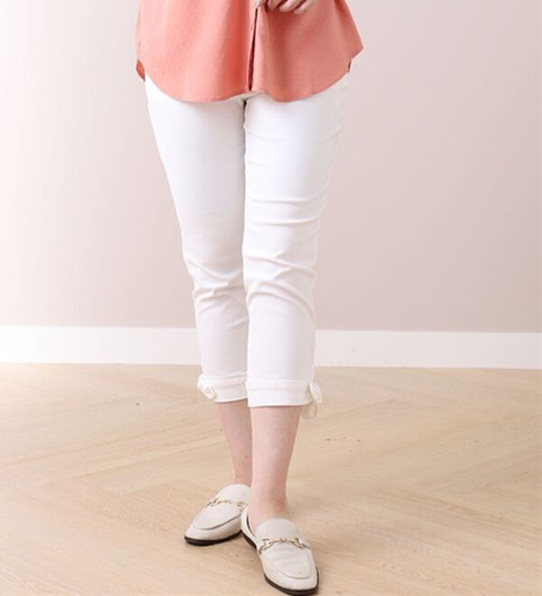 BELLUNA（ベルーナ）の「美脚ストレッチ裾リボンクロップドパンツ（クロップドパンツ）」｜オフ白