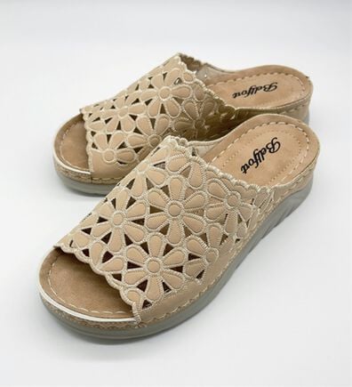 BELLUNA（ベルーナ）の「幅広フラワーレースミュール（サンダル・ミュール）」