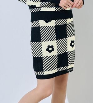 RANAN（ラナン）の「ジャカードニットスカート＜ｍａｒｉｅ　Ｃｌａｉｒｅ　ＳＰＯＲＴ＞（ひざ丈スカート）」｜モノトーン系