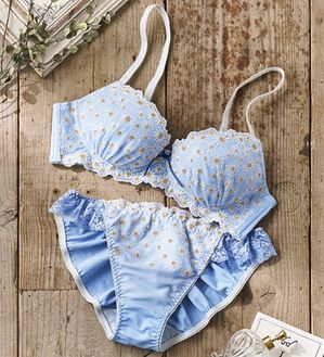 YU'NOW（ユナウ）の「ぷるるん谷間のノンワイヤーブラ＆ショーツ（ブラジャー＆ショーツセット）」｜グレイッシュブルー