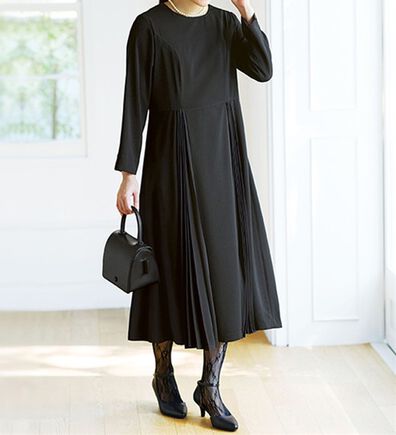 BELLUNA（ベルーナ）の「着心地ゆったりプリーツ切替ワンピース（ブラックフォーマル（喪服・礼服））」