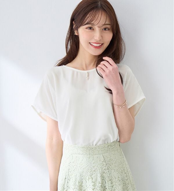 alotta（アロッタ）の「【接触冷感】パール調ボタンデザインブラウス（ブラウス）」｜オフホワイト