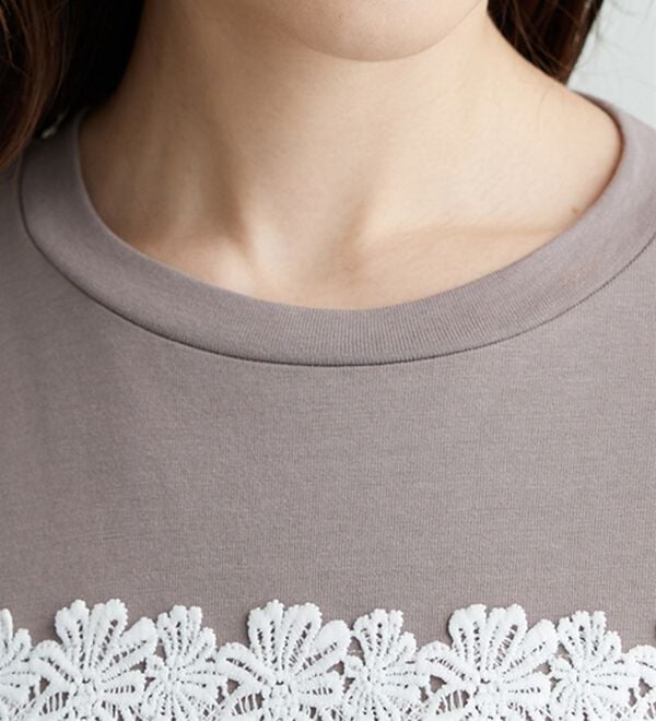 BELLUNA（ベルーナ）の「ケミカルレース使い華やかプルオーバー（カットソー）」｜詳細画像