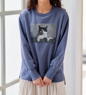 BELLUNA（ベルーナ）の「【毛玉になりにくい】あったかキレイ！大人のプリントトレーナー（トレーナー・スウェット）」｜ねこ(ブルー)