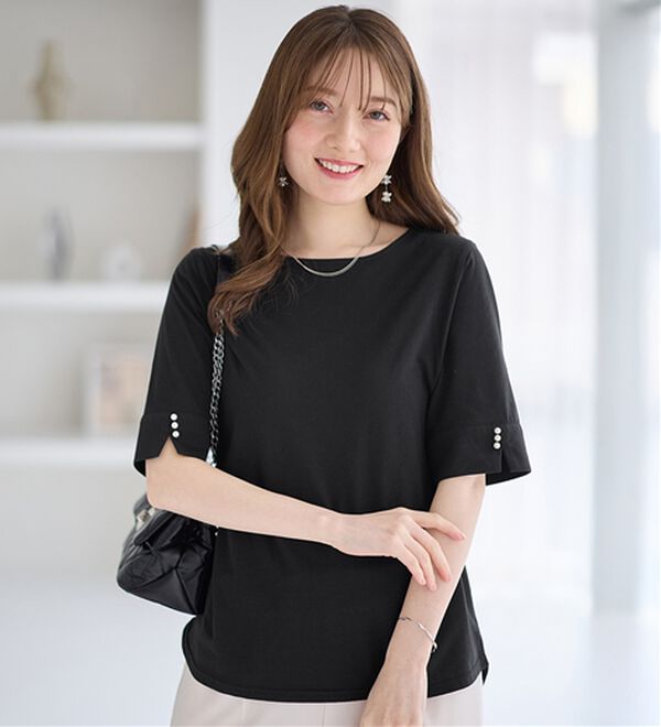 alotta（アロッタ）の「【選べる袖丈】柔らか綿混素材パール調ボタンＴシャツ（カットソー）」｜ブラック　半袖