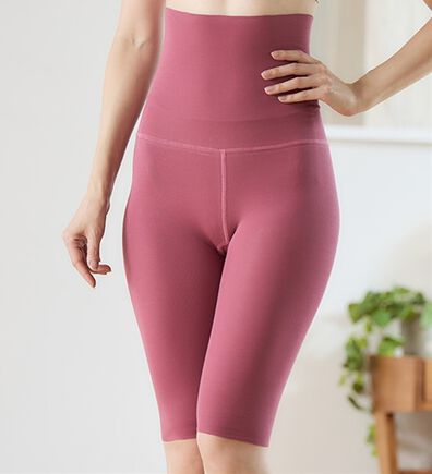 LAVIENNE（ラヴィエンヌ）の「吸湿発熱フラット仕立ての綿混腹巻付５分丈レギンス（肌着・インナーウェア）」