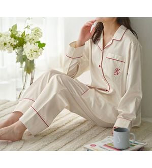 YU'NOW（ユナウ）の「裏起毛サテンパジャマ（パジャマ・ルームウェア）」｜アイボリー