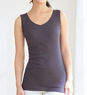 LAVIENNE（ラヴィエンヌ）の「オーガニックコットンのＶネックタンクトップインナー（肌着・インナーウェア）」｜チャコールブラウン