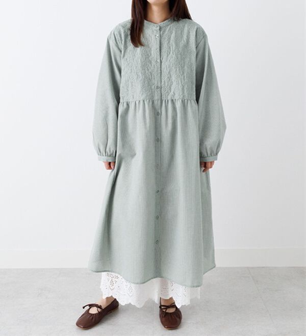 Viola e Viola（ヴィオラ エ ヴィオラ）の「パッと華やぐ繊細刺しゅうの大人シャツワンピース（シャツワンピース）」｜セージピンチェック
