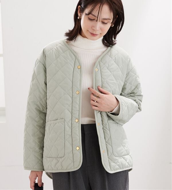BELLUNA（ベルーナ）の「パイピング使い裏ボアキルトコート（ハーフコート）」｜セージ