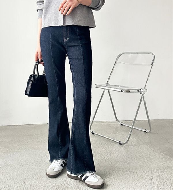 GeeRA（ジーラ）の「センターシームフレアデニムパンツ（フルレングスパンツ）」｜詳細画像