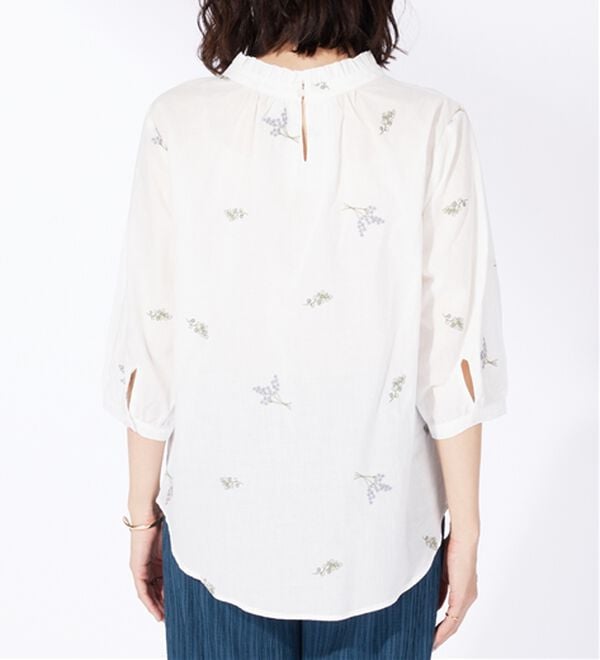 BELLUNA（ベルーナ）の「綿100％とび花刺しゅうブラウス（ブラウス）」｜詳細画像