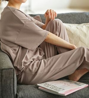 YU'NOW（ユナウ）の「【２点セット】コットン１００％ウエストドローストリングプルオーバー上下セット（パジャマ・ルームウェア）」｜ブラウン