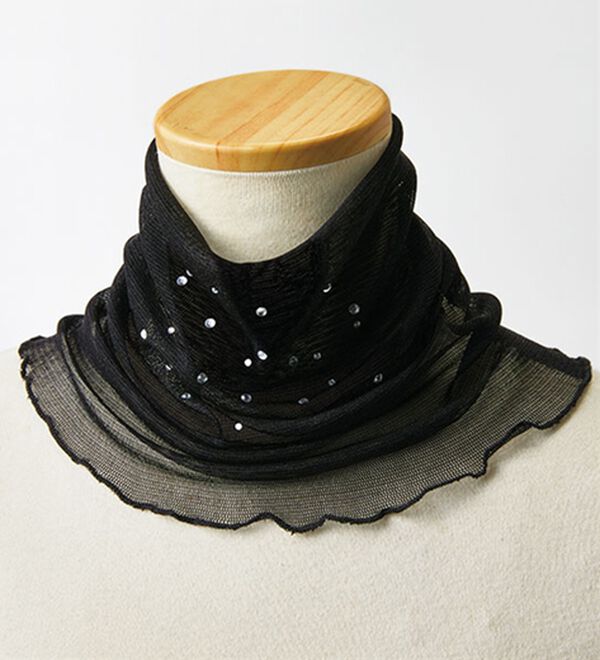 BELLUNA（ベルーナ）の「シルク１００％やわらかネックカバー（ストール・スカーフ・マフラー）」｜黒(ビジュー)