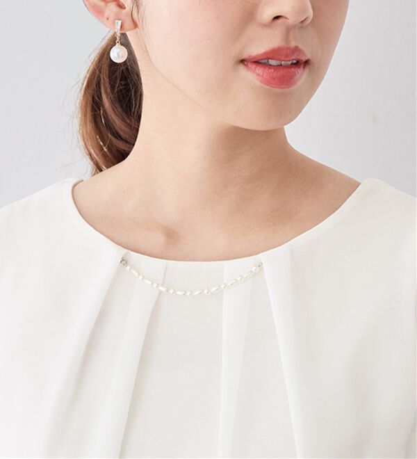 alotta（アロッタ）の「【５つの機能付】ひんやり！アクセ付シフォンタックブラウス（ブラウス）」｜詳細画像