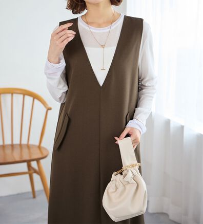 Viola e Viola（ヴィオラ エ ヴィオラ）の「細見え深Vジャンパースカート（ジャンパースカート）」