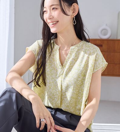 Viola e Viola（ヴィオラ エ ヴィオラ）の「さらさらＥＡＳＹスキッパーフレンチスリーブブラウス（ブラウス）」