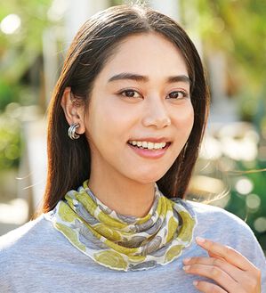 BELLUNA（ベルーナ）の「シルク１００％やわらかネックカバー（ストール・スカーフ・マフラー）」｜イエロー(花柄)