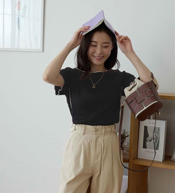 CHAN ME（チャンミ）の「配色ボートネックメロートップス（Tシャツ）」｜詳細画像