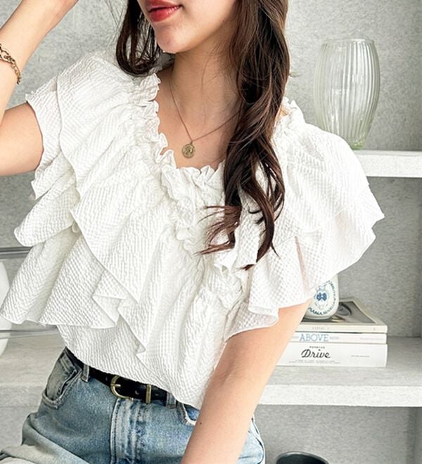 GeeRA（ジーラ）の「クロスフリルサッカーブラウス（ブラウス）」｜オフホワイト