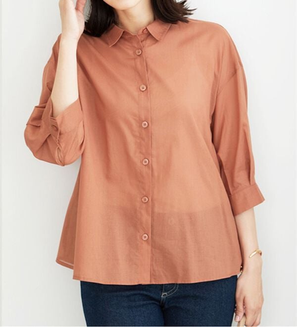 BELLUNA（ベルーナ）の「バックギャザー使いシアーシャツ（シャツ）」｜詳細画像