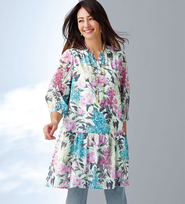 BELLUNA（ベルーナ）の「花束舞うふんわり袖プリントチュニック（チュニック）」｜詳細画像
