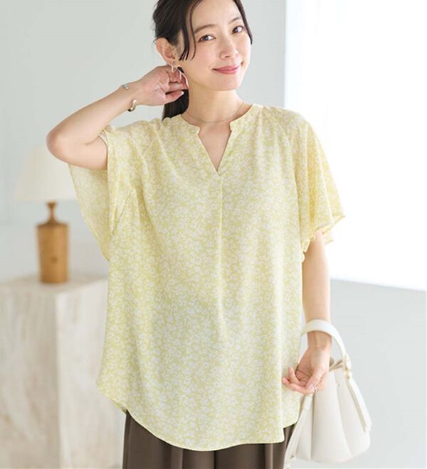 Viola e Viola（ヴィオラ エ ヴィオラ）の「【接触冷感】さらっと涼感フレアスリーブブラウス（ブラウス）」｜イエロー系花柄／チュニック