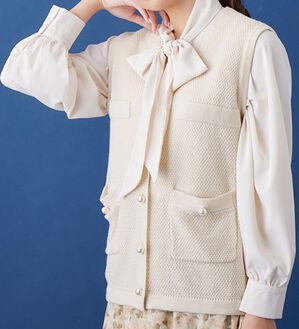 alotta（アロッタ）の「パール調ボタン付ツイード見えニットベスト（ベスト）」｜オフホワイト