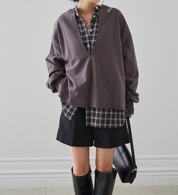 RANAN（ラナン）の「裏起毛Ｖネックロゴ刺しゅうスウェット（トレーナー・スウェット）」｜詳細画像